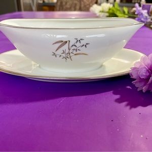Noritake Canton5027 Bamboo Gravy Boat w Attached Underplate Bone China Gold Trim